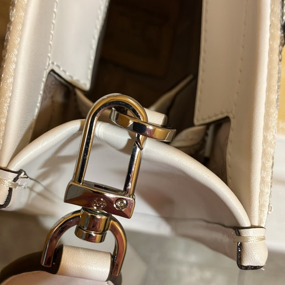 Michael Kors GIGI OPT/Silver SM EW MSGR - Picture 7 of 12